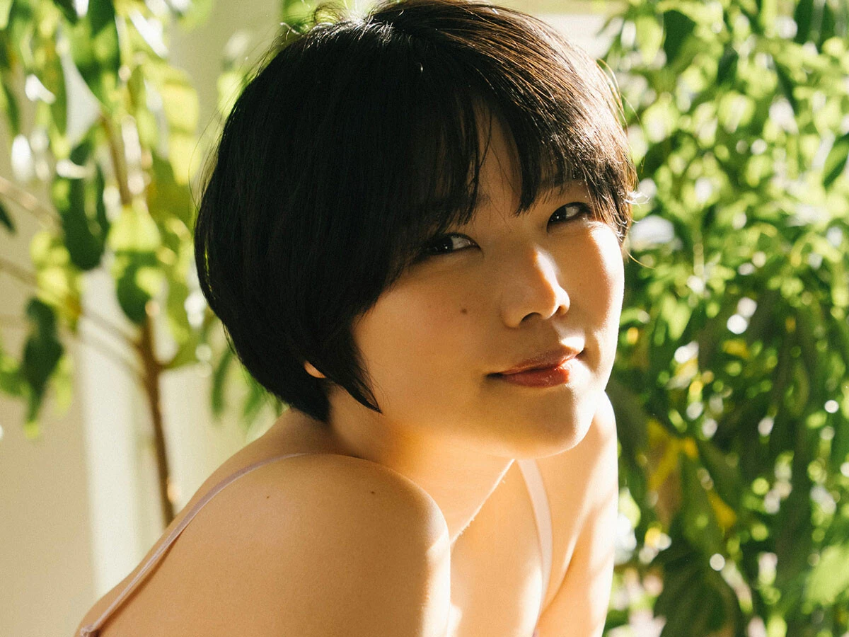 大人向け配信で人気を博す、すみれchのオフに密着したデジタル写真集『すみれおふらいん』が 3月23日発売!